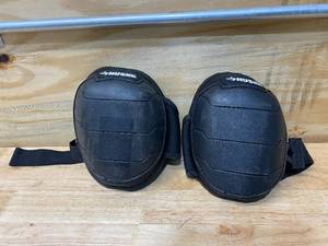 lot 100 image: HUSKY Knee Pads