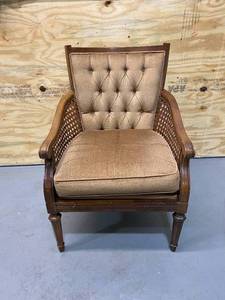 lot 36 image: Living RoomOfficeDen Chair