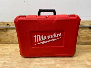 lot 40 image: MILWAUKEE M12 12-Volt Lithium-Ion Cordless HammerVac Universal Dust Extractor with Hard Case (Tool Only)