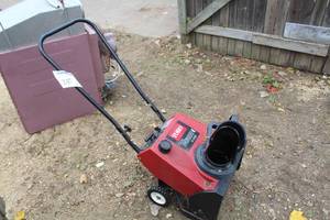 lot 247 image: Toro CCR Powerlite-E Snowblower, Electric Start