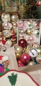 lot 15 image: Vintage Christmas Holiday Decorations and Ornaments