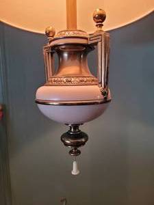 lot 70 image: Lovely Vintage Hanging Lamp