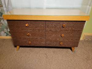 lot 7 image: MCM Bedroom Furniture Set- 6 Drawer Dresser