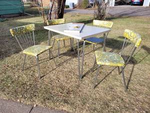 lot 3 image: Amazing MCM Kitchen Table Set by Daystrom Furniture