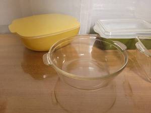 lot 95 image: Vintage Pyrex Glass Bakeware Set