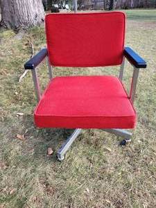 lot 98 image: MCM Red Rolling Office Chair