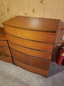 lot 60 image: Bow Front Three Piece Bedroom Set