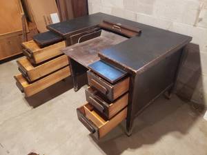 lot 124 image: Immense Oak Hideaway Desk