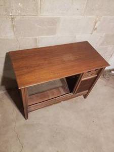 lot 125 image: Vintage Mid-Modern TV Cabinet A
