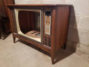 lot 126 image: Vintage Mid-Modern TV Cabinet B
