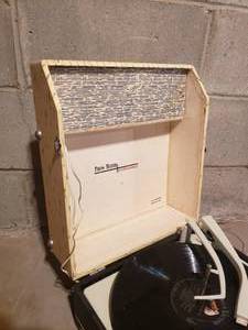 lot 140 image: Vintage Phono Master Portable Suitcase Record Player