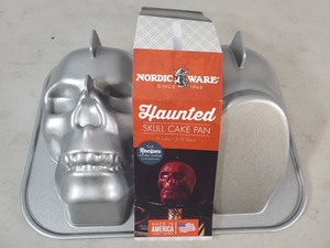 New Nordic Ware Heavy Cast Aluminum Skull Pan