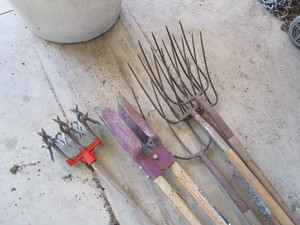 Lawn Seeder & Hand Tools