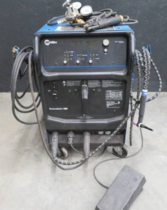 lot 4 image: MILLER SYNCROWAVE 200 WELDER