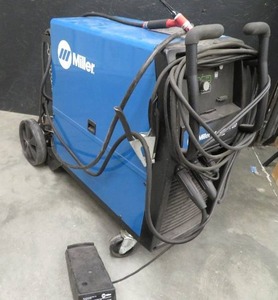 lot 6 image: MILLER SYNCROWAVE 200 WELDER