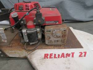 lot 41 image: RELIANT 27 BURNISHER HONDA LP MOTOR