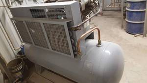 lot 34 image: AIR COMPRESSOR