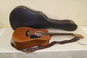 lot 5 image: Samick Acoustic Guitar with Chipboard Case