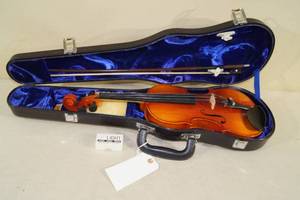 lot 7 image: Masakichi Suzuki 34 Scale Violin with Hard Case