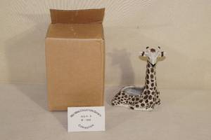 lot 24 image: Red Wing Collector Society 1995 Convention Souvenir Giraffe Planter