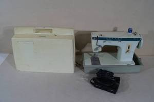lot 164 image: Vintage Singer Fashion Mate 257 Sewing Machine