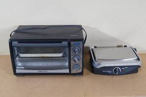 lot 193 image: Kitchen Living Panini Grill and Black & Decker Toaster Oven