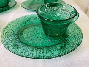 lot 105 image: 6 Sensational Vintage Snack Sets