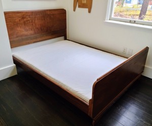 lot 6 image: Beautiful Vintage Full Size Bed Frame