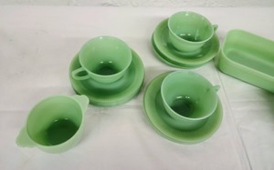 lot 35 image: Vintage Fire King Jadeite Dishes