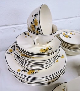 lot 41 image: Homer Laughlin Dish Set