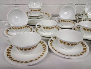 lot 43 image: Vintage Corelle Gold Butterfly Dish Set
