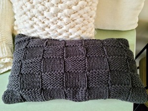 lot 159 image: Accent Pillows and Throw Blanket