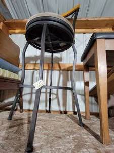 1 Modern bar stool...