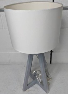 lot 121 image: Simple Designs Interlocked Triangular Wood 19 Table Lamp
