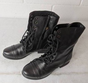 lot 374 image: Steve Madden Womens Troopa Boot