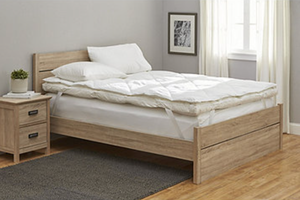 lot 282 image: Featherbed Mattress Topper with Removeable Cover - King