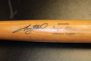 lot 5 image: Louisville Slugger Full Size Tony Oliva Autograph Bat