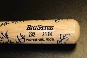 lot 9 image: Rawlings Minnesota Twins Multi Signed Autograph Full Size Bat