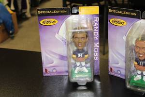 lot 36 image: Bobbin Bobbers Randy Moss & Daunte Culpepper Bobblehead Lot