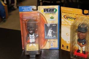 lot 37 image: Kevin Garnett & Tony Gwynn Bobblehead Lot