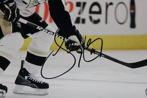 lot 44 image: Pittsburgh Penguins Sidney Crosby Autograph 8x10 Photo