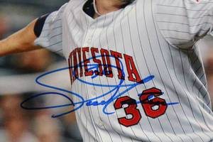 lot 40 image: Minnesota Twins Joe Nathan 12x8 Autograph Photo