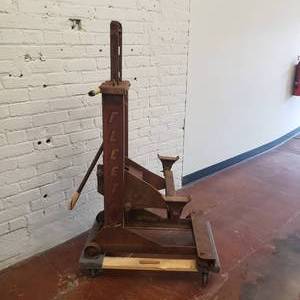 lot 10 image: Industrial Fleet 3000 lbs. Bumper Jack