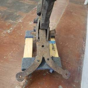 lot 11 image: Hulking Post Leg Blacksmithing Vice