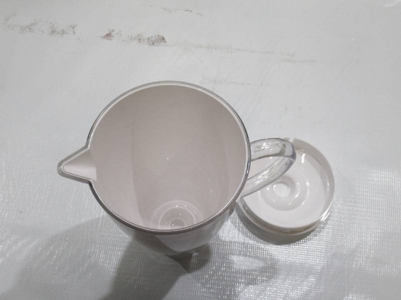 lot 930 image: Carlisle Modern Pitcher with Lid, 74 oz in White