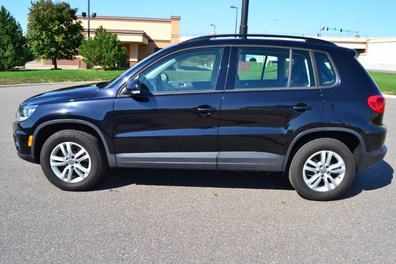lot 3 image: 2017 Volkswagen Tiguan 2.0T S