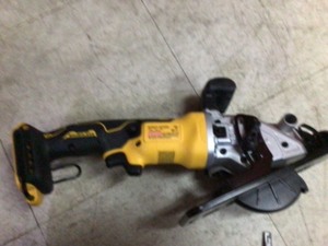 lot 19 image: DEWALT ATOMIC 20-Volt MAX Cordless Brushless 4-12 in. Circular Saw (Tool-Only)