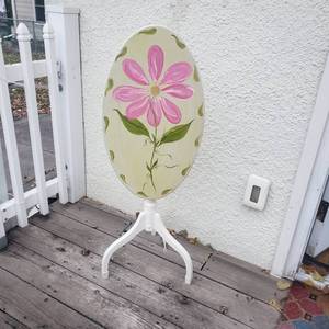 French Spring Daisy Side Table
