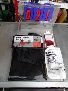 Snow Thrower Mitts with 2 bags of oil. 2 cycle & 4 cycle. As shown.
