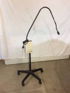 lot 54 image: MSRP $800 WELCH ALLYN PORTABLE EXAM PROCEDURE OBGYN LIGHT 48830 & FOCUSABLE ADJUSTIBLE FIBEROPTIC LAMP LITE PIPE Mounted On Mobile Stand - Excellent Working Condition